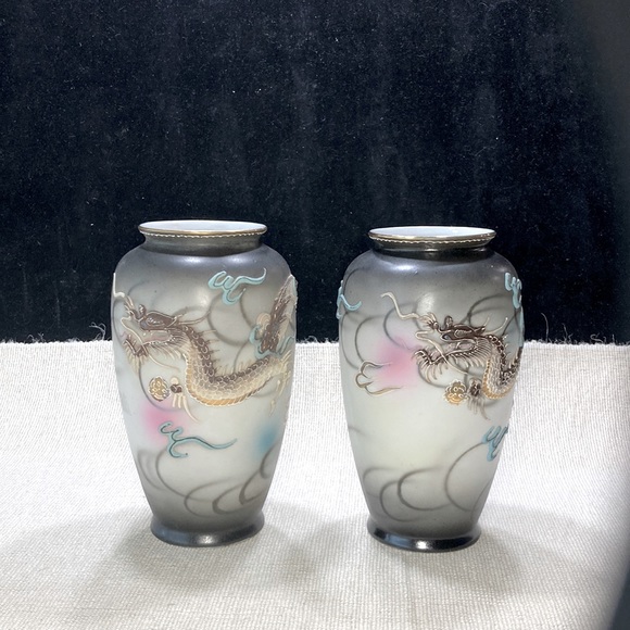 Mid century Japanese handpainted dragon vases. - Picture 1 of 4